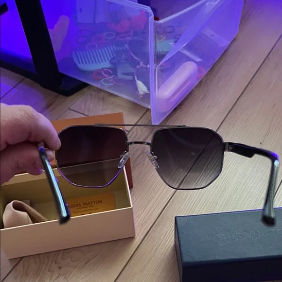 Louis Vuitton Purple Tinted Sunglasses - Picture 11 of 11